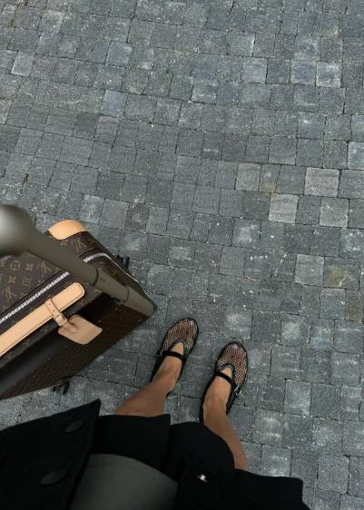 Tuncay Özilhan’ın gelini yol paylaşımı yaptı. Araba sürerken verdiği poz tık rekoru kırdı - Resim: 5